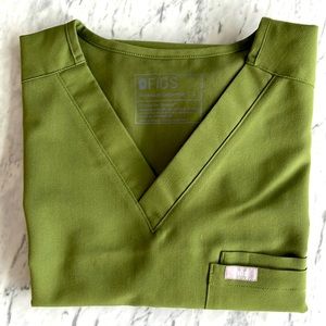 FIGS LEON IN DARK OLIVE SIZE LARGE